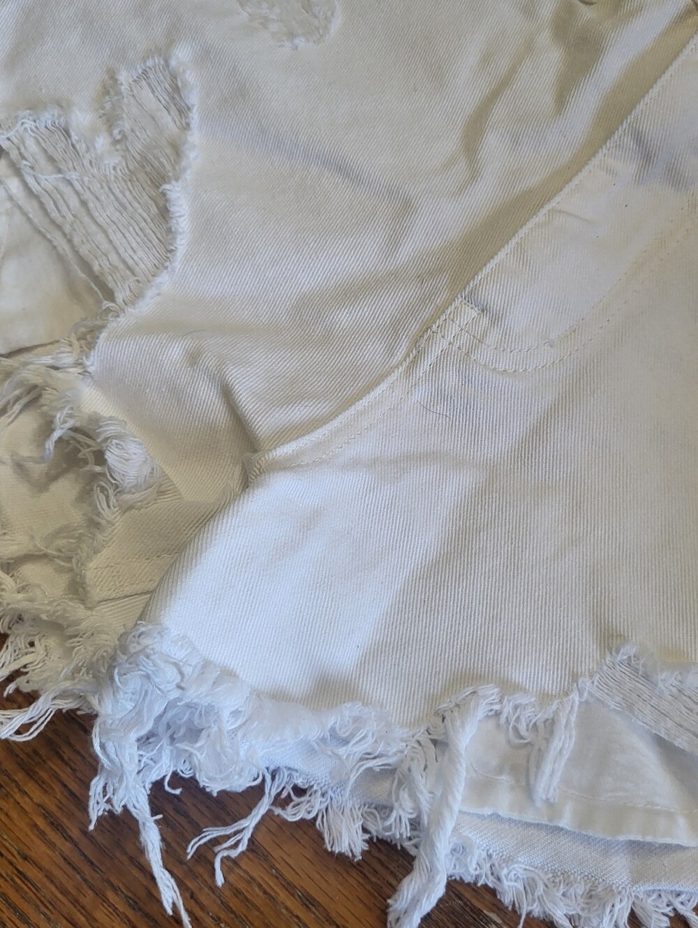 Princess Polly Distressed White Shorts Size 2 - Picture 3 of 6